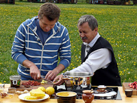 Janusz Kasztelewicz pomaga gotować